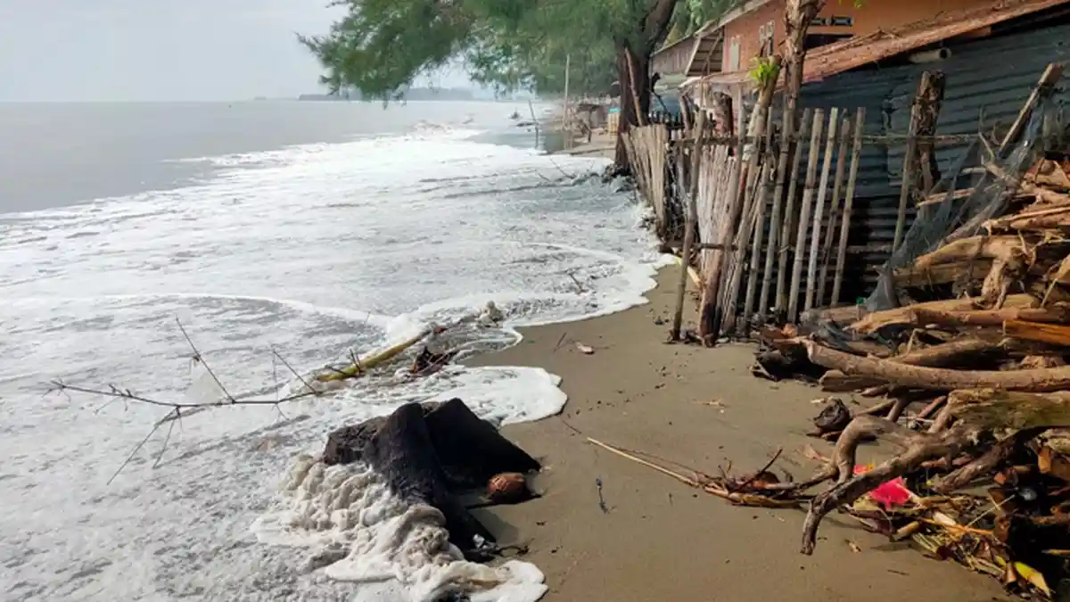 Parah, Warga Pesisir Kembang Tanjong Pidie Diterjang Pasang Purnama, Air Menerjang Masuk ke Rumah