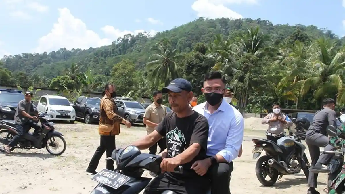 Andika Hazrumy Dibonceng Motor Terobos Hutan Bakal Taman Kehati Banten