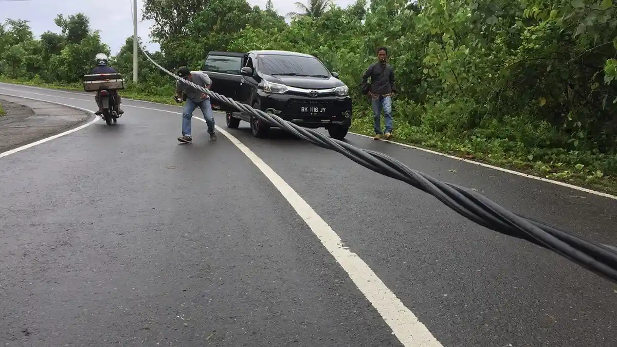 Cuaca Buruk di Simeulue, Kabel PLN Menjuntai di Badan Jalan Batu Rundung Simeulue