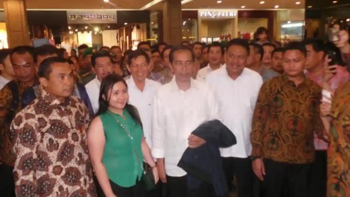 Inilah Merek, Harga dan Ukuran Sepatu yang Dibeli Jokowi di Manado