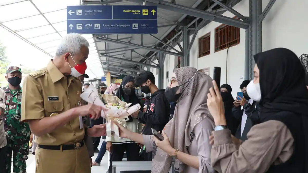 Gubernur Ganjar Tinjau Stasiun Semarang Poncol,  Sebut Arus Balik Aman dan Lancar