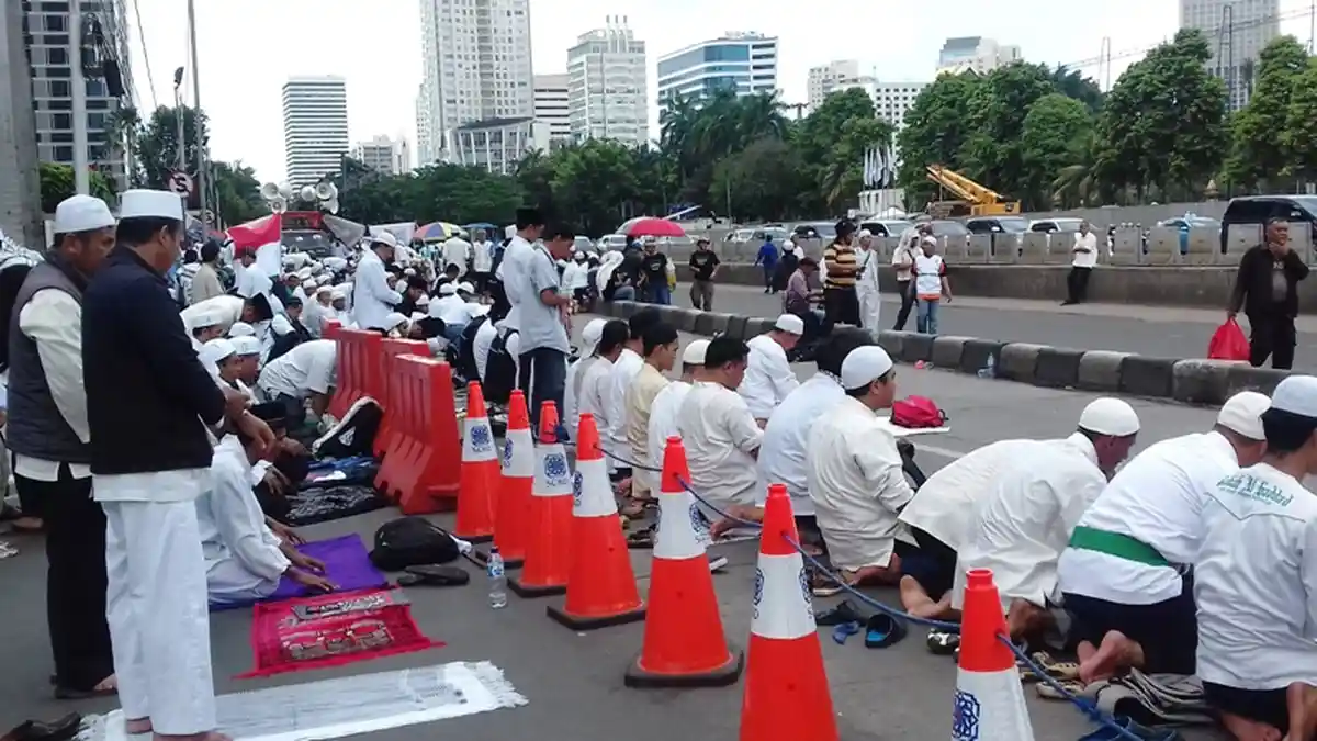 Massa FPI Hentikan Aksi untuk Salat Dzuhur