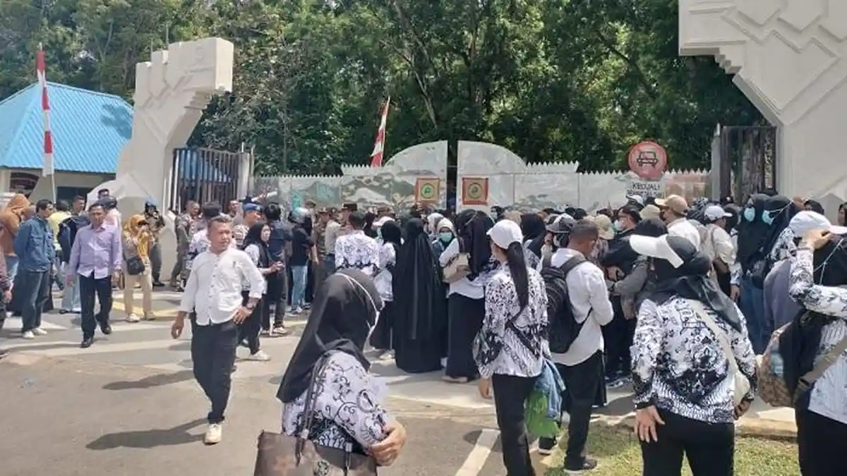 Tak Lolos PPPK Paruh Waktu, Guru Honorer Unjuk Rasa di Kantor Bupati Konawe, Ini Penjelasan BKPSDM