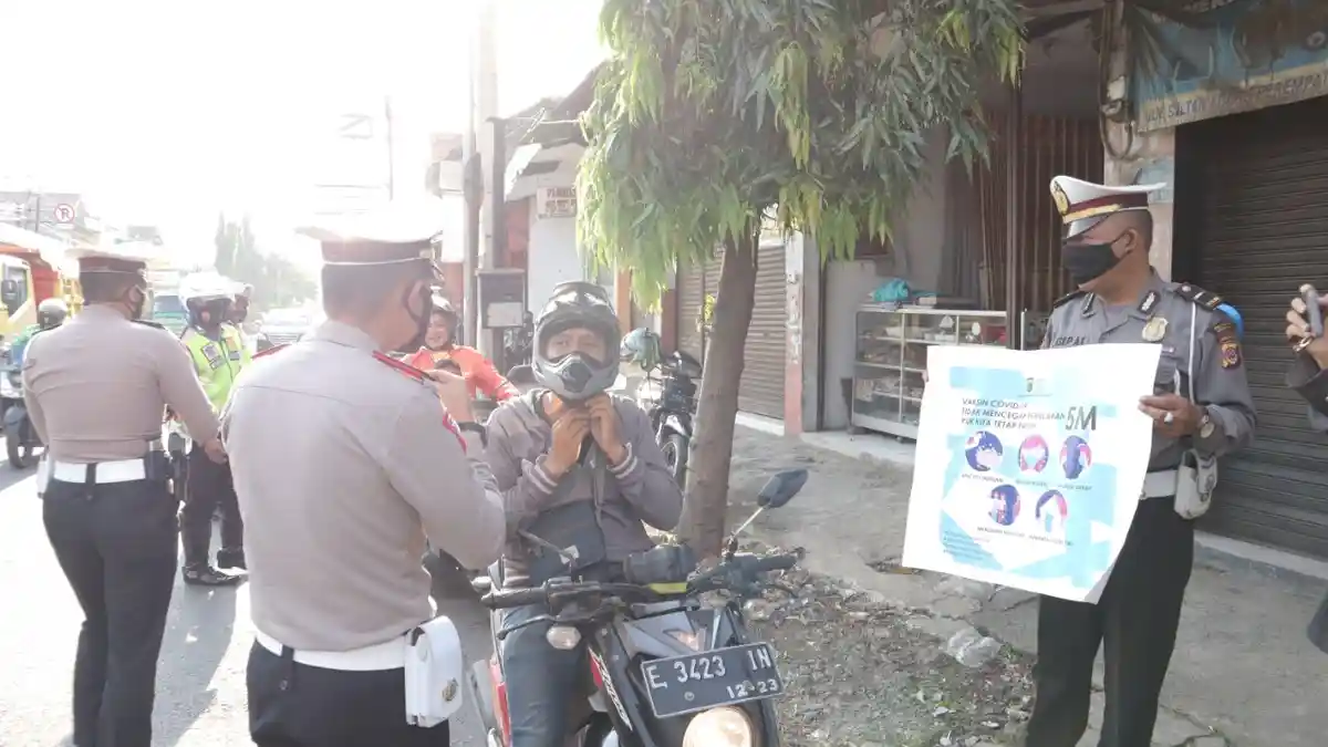 Pengendara Motor Tak Pakai Masker, Dicegat Polisi di Simpang Empat Pasar Sumber Cirebon