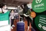 Gojek Bagikan Masker Gratis di Bandara Soekarno-Hatta