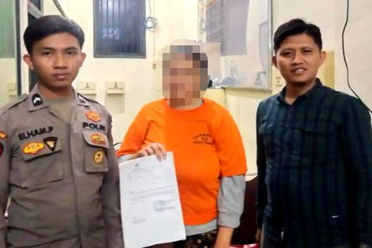 Janda 24 Tahun di Gresik Mencuri Meja Teh, Dipakai Berjualan Untuk Hidupi Anak Yang Masih bayi