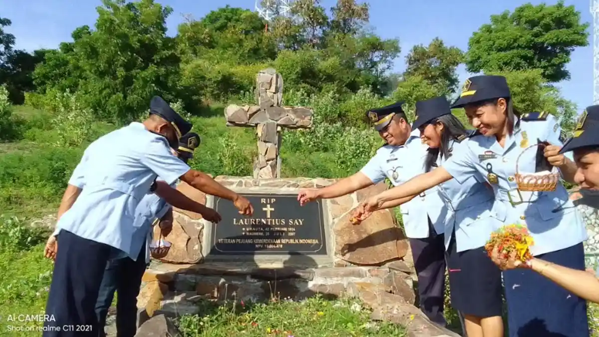 Hormati Jasa Pahlawan, Pegawai Kantor Imigrasi Maumere Tabur Bunga di TMP Ilegetang