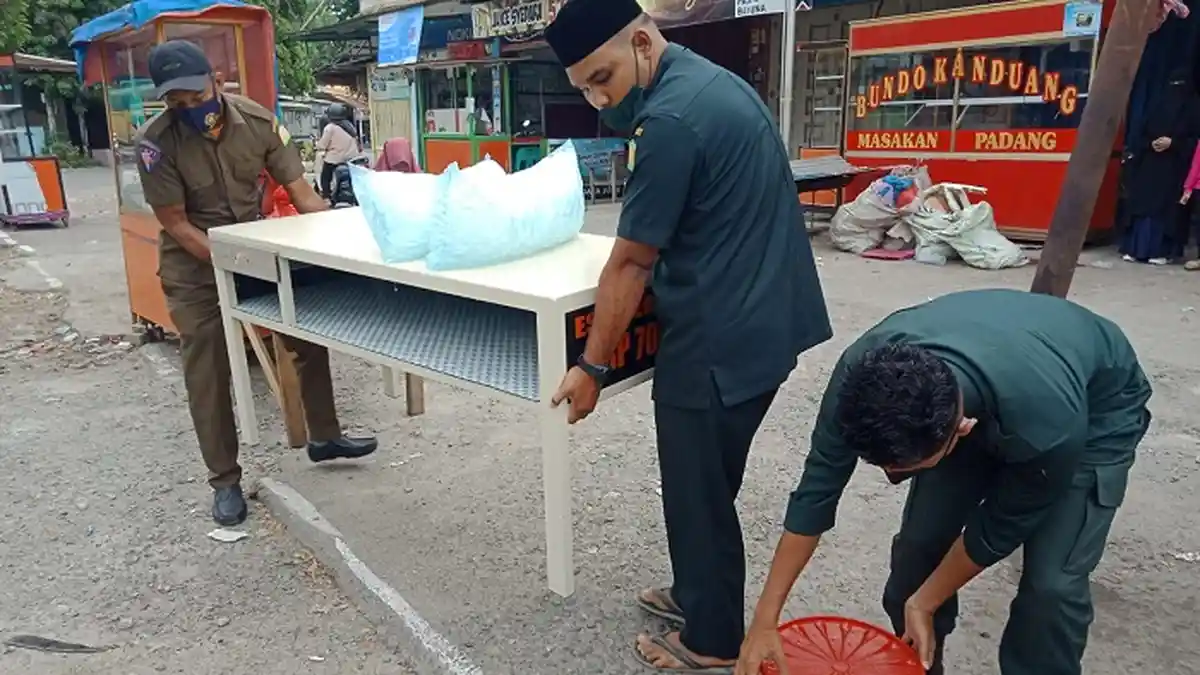 Satpol PP Tertibkan Pedagang di Simpang Lampeuneurut