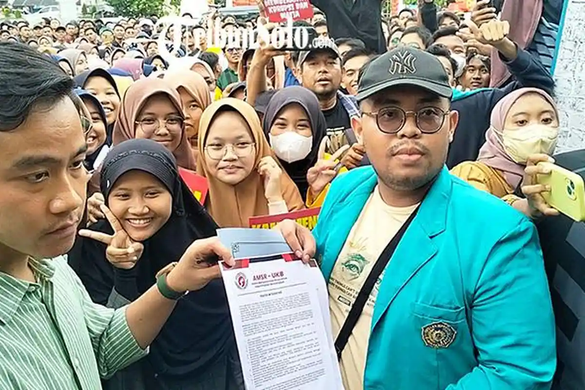 Demo di Balai Kota Solo, Gibran Temui Ratusan Mahasiswa, Teken 6 Poin Tuntutan