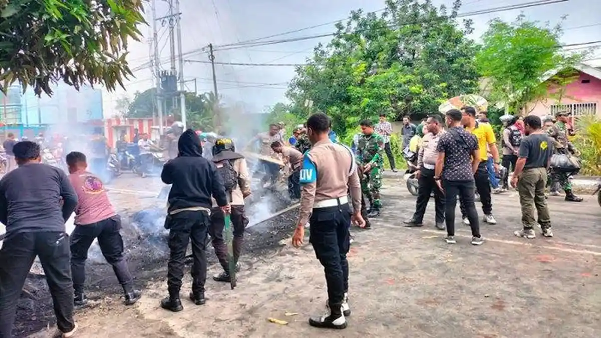 Anggota Keluarga Tewas Kecelakaan, Warga Bakar Mobil hingga Tutup Paksa Jalan Menuju Bandara Rendani