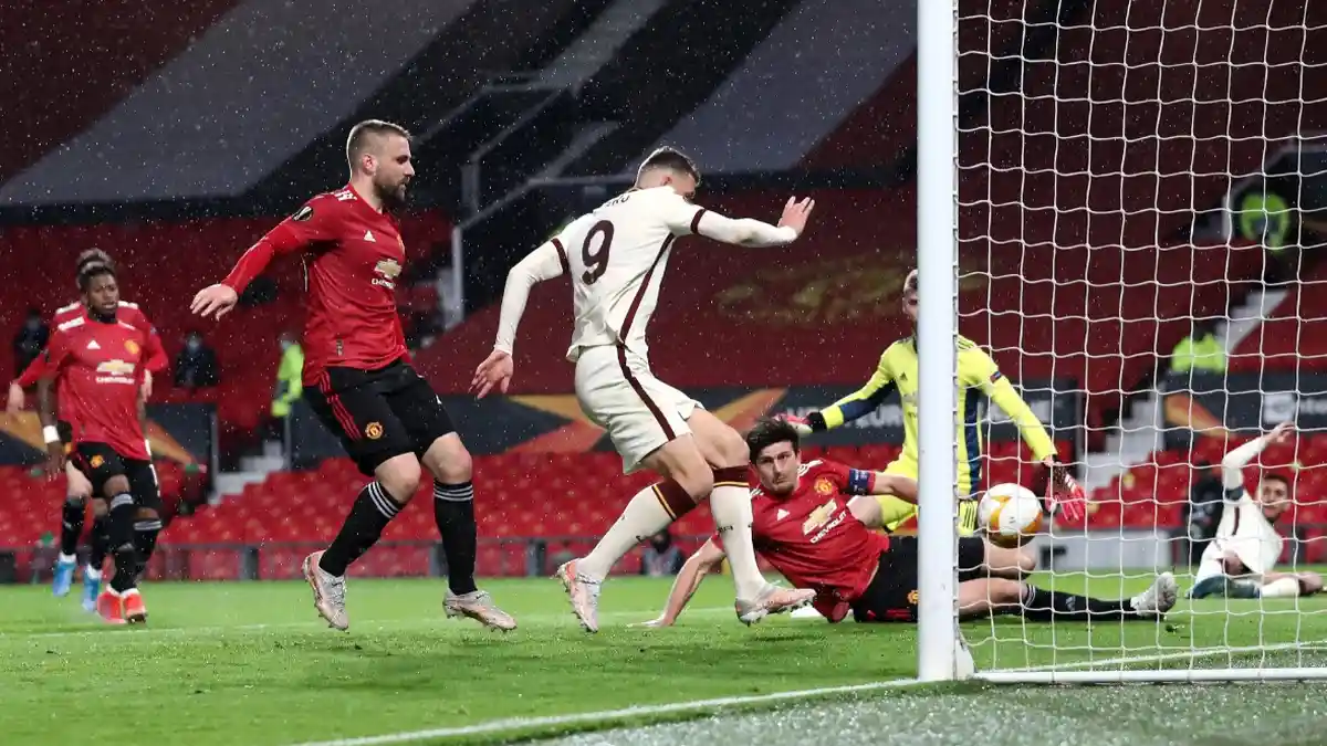 Hasil Babak Pertama Manchester United vs AS Roma 1-2, Gol Edin Dzeko Bikin Setan Merah Tertinggal