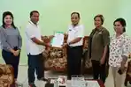 Penyerahan-dokumen-SOP-UPTD-PPA-di-Kabupaten-Kupang-kepada-Kadis-DP2KBP3A.jpg