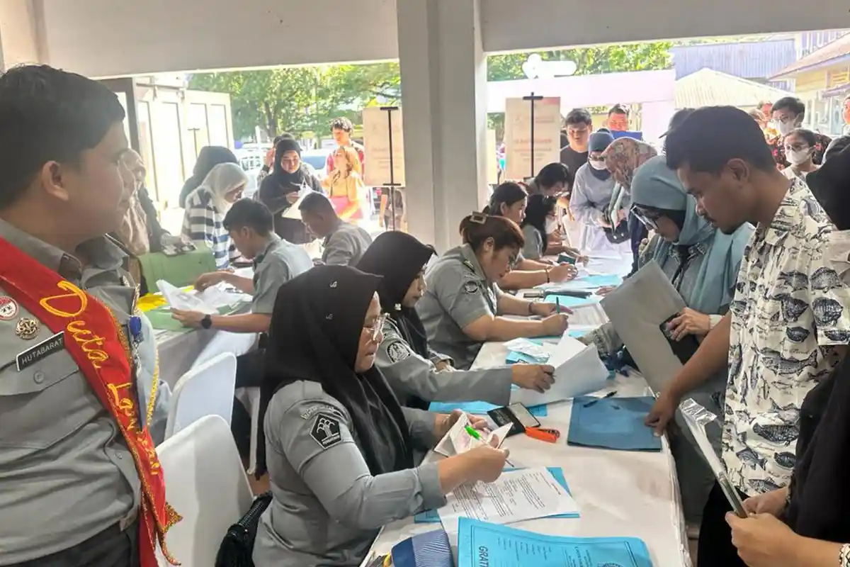 Semarak Hari Bhakti Imigrasi Ke-74: 740 Warga Medan Dapat Layanan Paspor Simpatik Secara Serentak