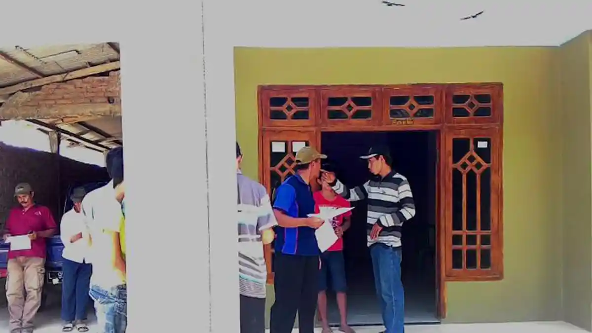 Ratusan Warga Gagalkan Eksekusi Rumah Nur Hasan di Lamongan