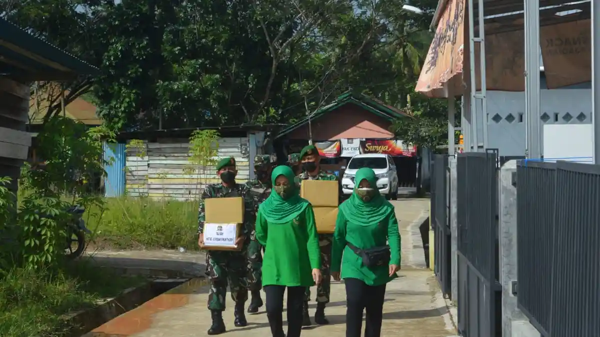 Sambut HUT ke 63 Kodam VI/Mulawarman, Berbagi Sembako dan Bersihkan TMP Dwikora Tarakan