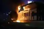 Massa Tolak UU Cipta Kerja Bakar Halte Tosari Jakarta