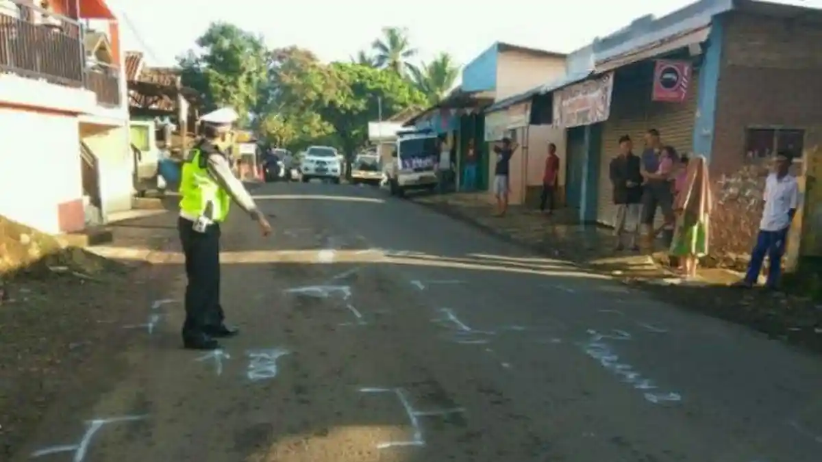 Dua Remaja Pengendara Sepeda Motor Tewas Setelah Terjatuh dan Terseret Truk