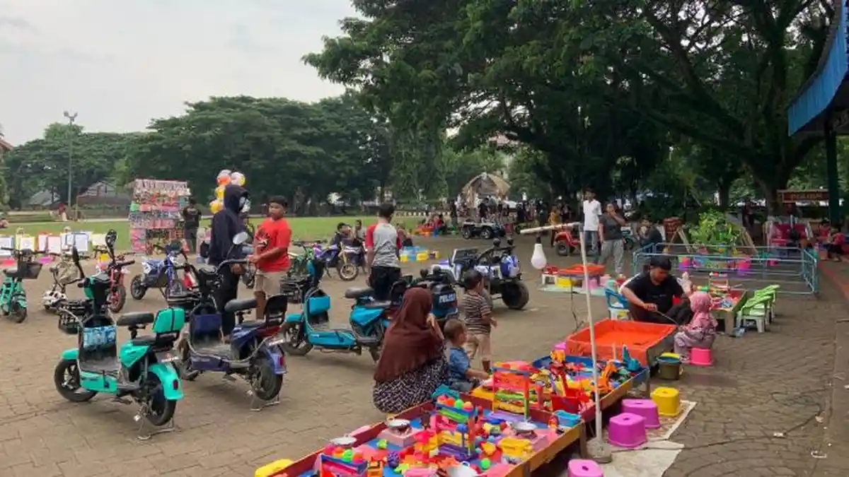 Tunggu Waktu Buka Puasa, Warga Lebak Ngabuburit di Alun-alun Rangkasbitung Sambil Ajak Anak Bermain