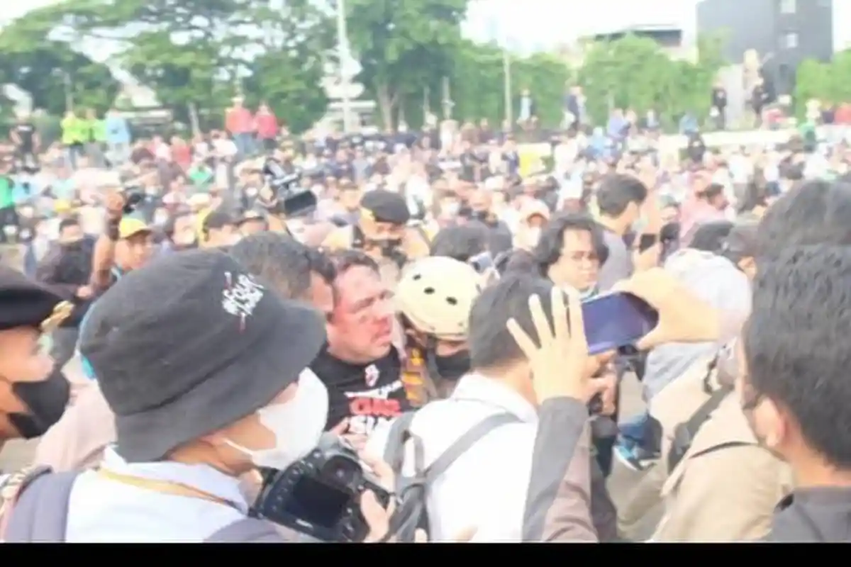 Ade Armando Babak Belur Saat Demo Jokowi, Eko Kuntadhi & Denny Siregar Ditantang Turun Untuk Bantu