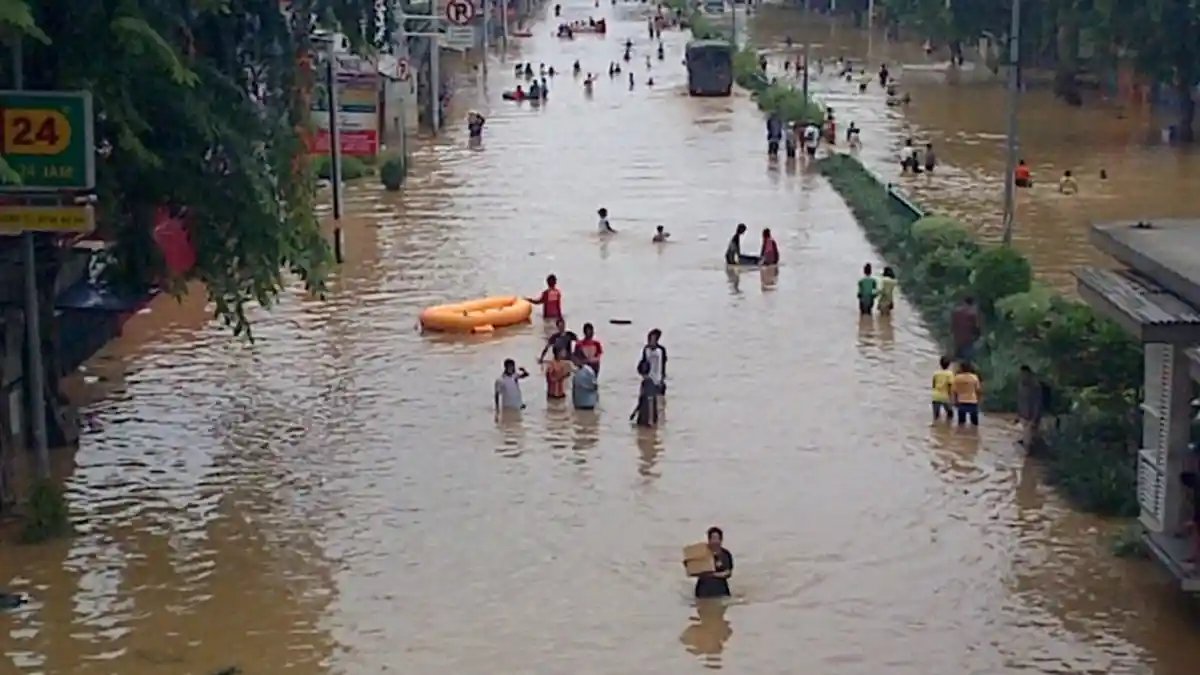 Jalan Ottista Masih Terputus oleh Banjir