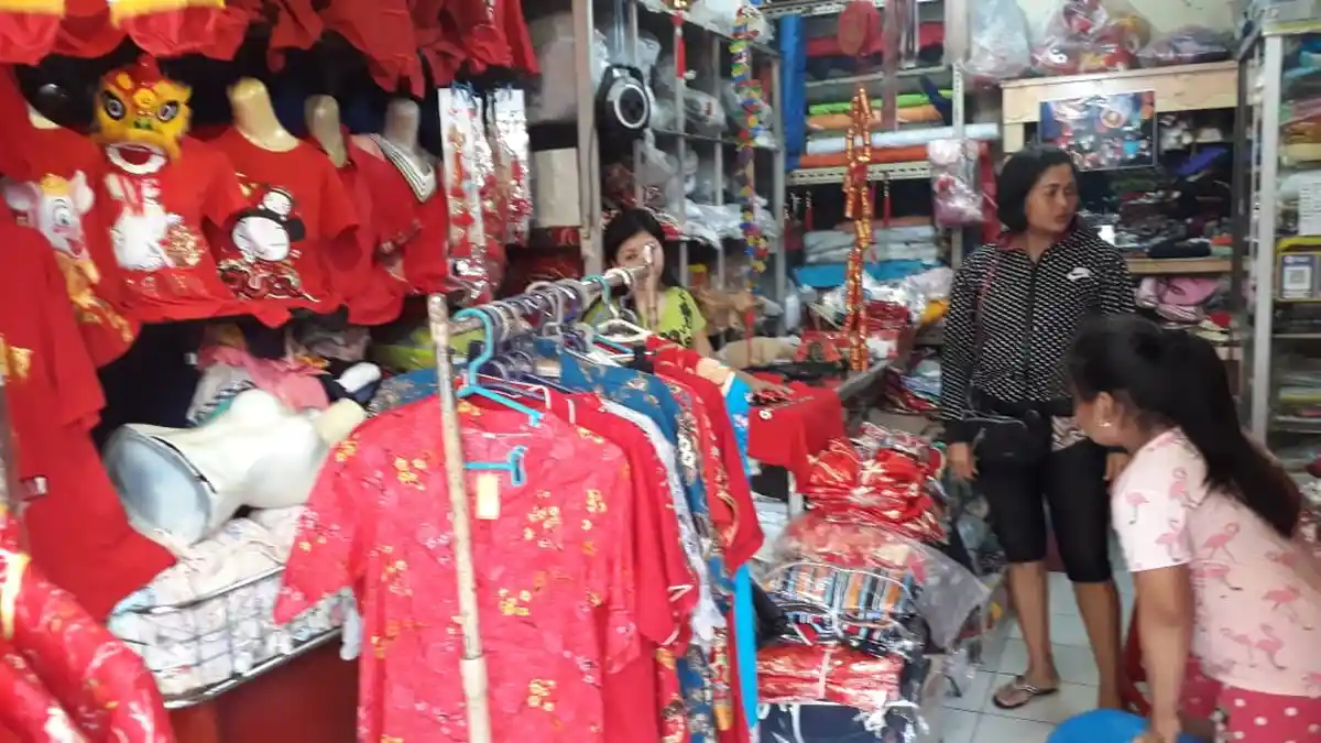 Jelang Perayaan Imlek di Solo, Penjualan Baju Cheongsam Laris Manis