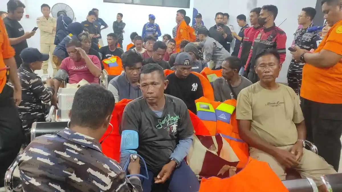 21 ABK Kapal Nazila 05 Asal Sulut Dievakuasi via Gorontalo Setelah 13 Jam Mengapung di Laut Taliabu