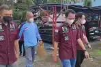 jekeps-luturmas-kedua-dari-kiri-warga-as-dibawa-ke-bandara-sam-ratulangi-manado.jpg