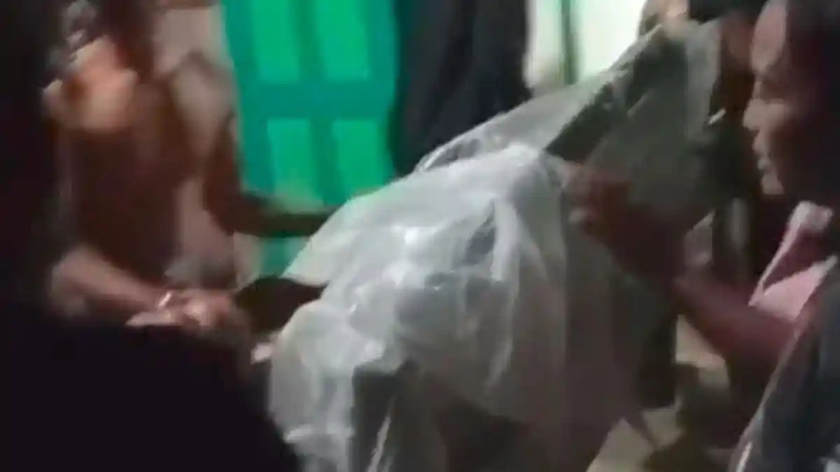 Miris, Warga di Bojonegoro Harus Ditandu Sejauh 1,5 Km untuk Berobat Gara-gara Jalan Rusak Parah