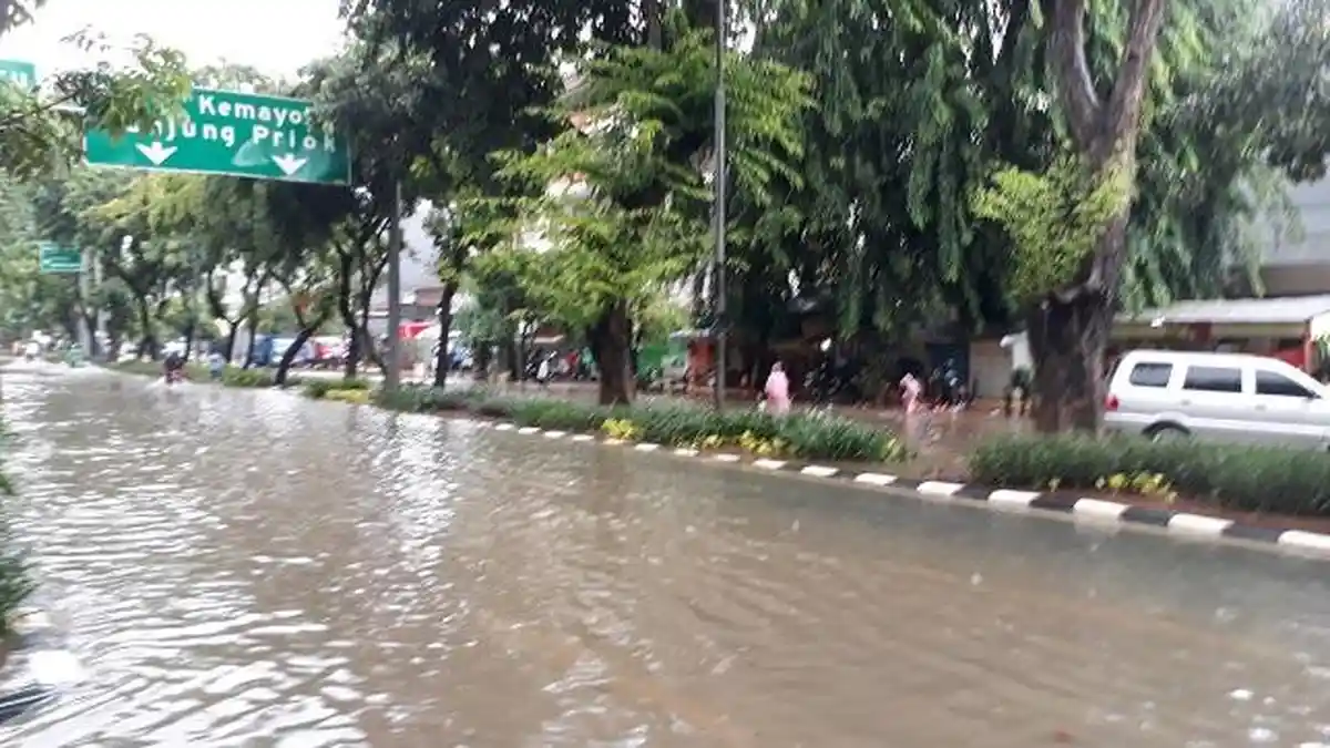 Jalan Bungur Raya Kemayoran Banjir Setinggi 30 Sentimeter, Pemotor Sampai Melintasi Trotoar