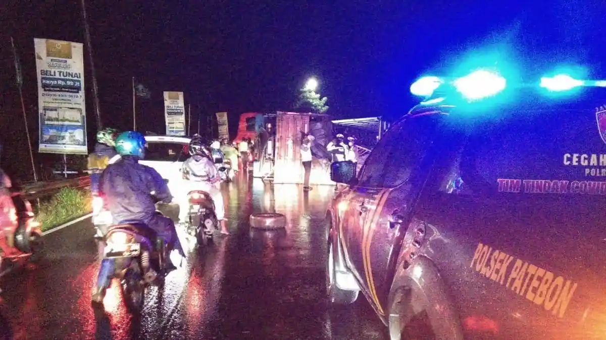 Kecelakaan Truk ODOL Rosok Terguling di Kalibodri Kendal, Muatan Tumpah Ruah