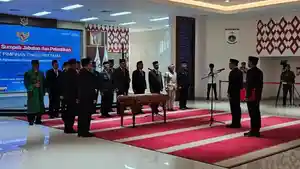 Gubernur-Sulbar-pengambil-sumpah-dan-melantik-20-pejabat-eselon-hasil-mutasi-Jumat-1872025.jpg