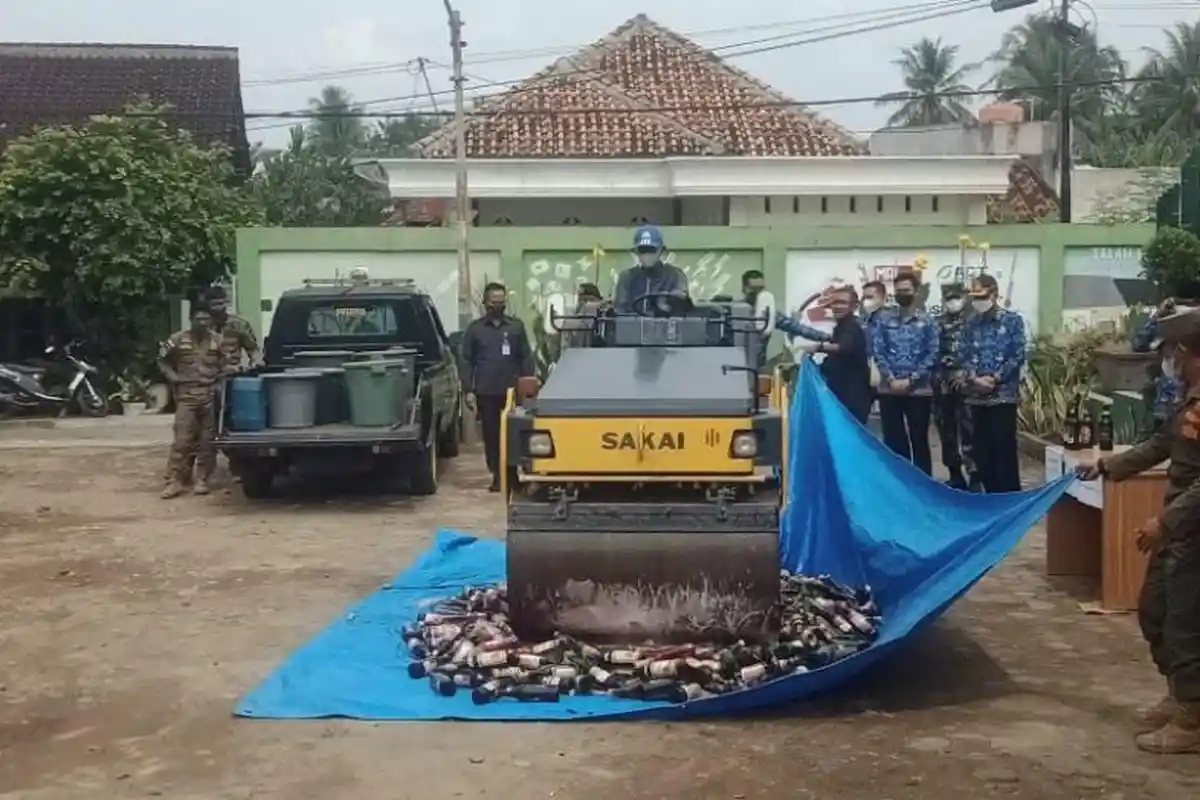 Satpol PP Musnahkan Ratusan Botol Miras Hasil Razia Warung di Pringsewu