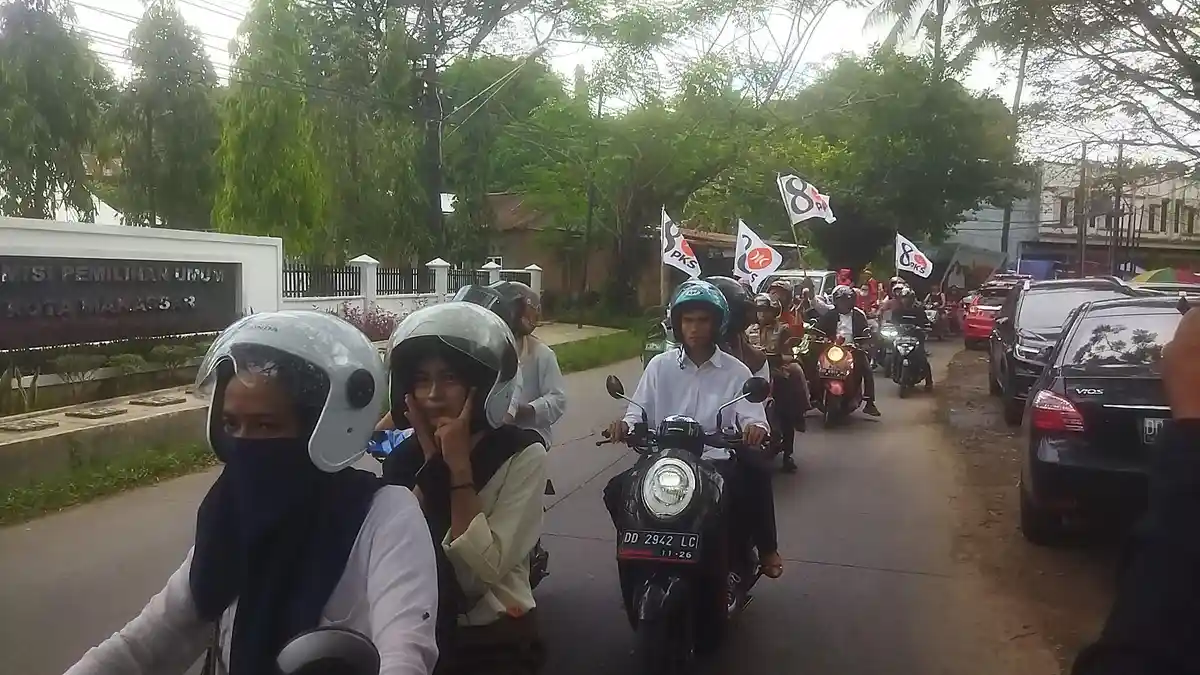 DPD PKS Makassar Tiba di Kantor KPU Diiringi Lantunan Selawat