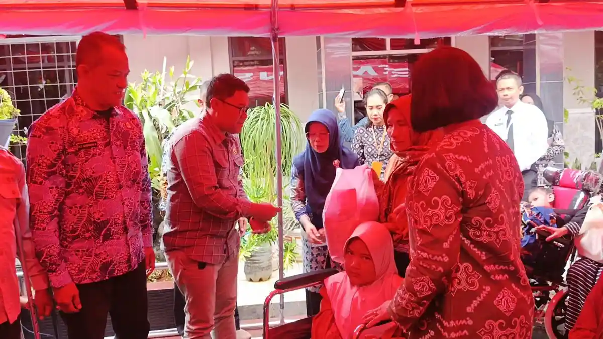 Tuti Senang Anaknya Mendapat Bantuan Kursi Roda Dewasa, 'Bantuan Ini Sudah Dua Kali Kami Terima'