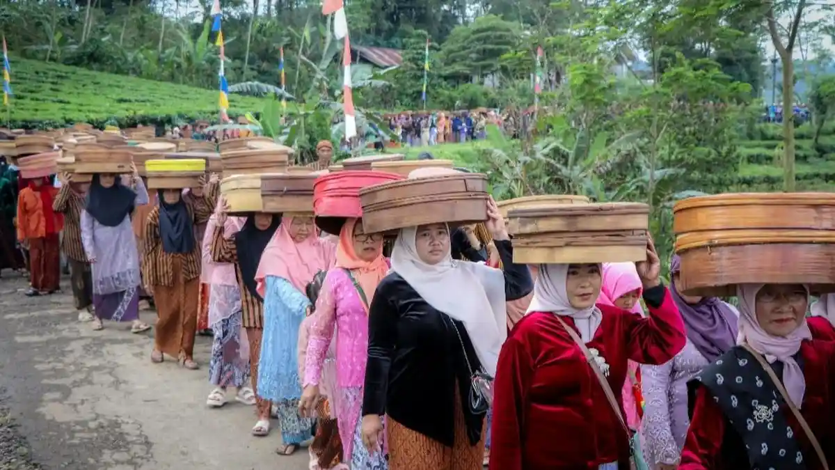 Warga Sirukun Banjarnegara Kirab 1000 Tenong