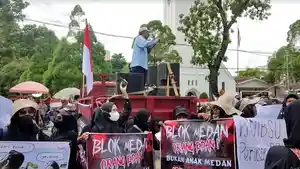 Ustaz-Heriansyah-orasi-di-atas-truk-bersama-massa-Rakyat-Sumut-Bergerak_.jpg