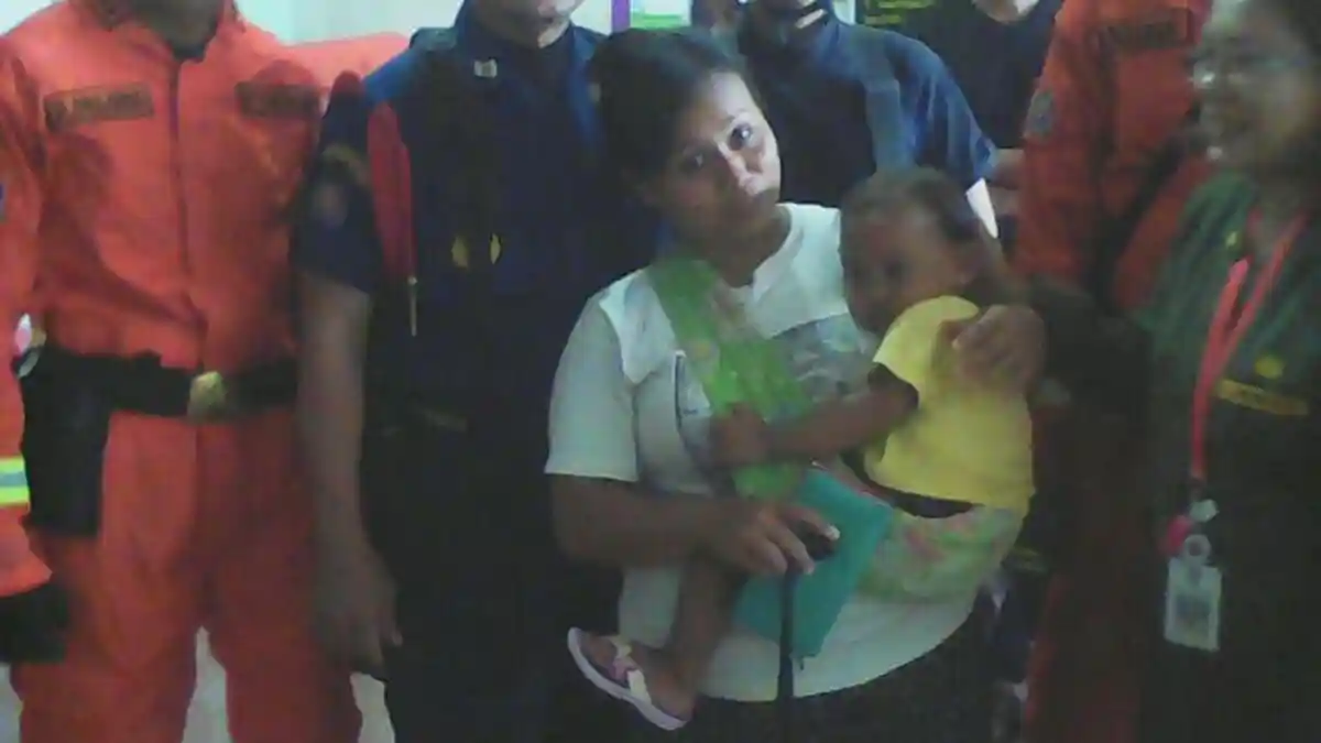 Ibu Gendong Bayi Lemas Keluar Lift