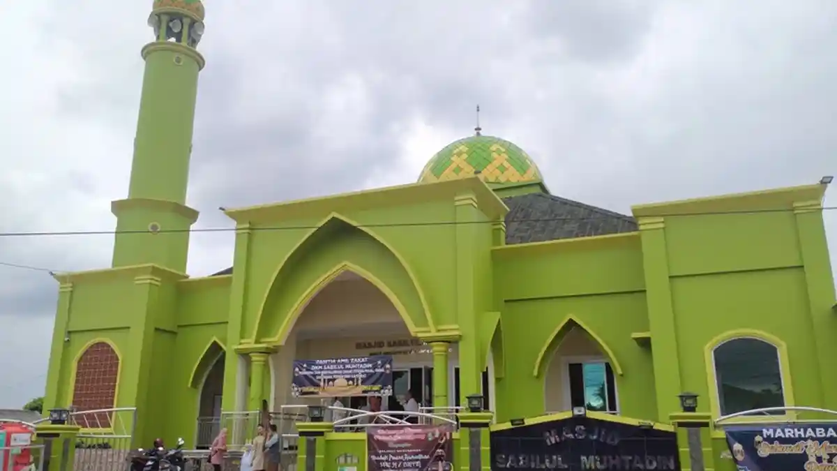 Masjid Sabilul Muhtadin Dengan 12 Pilar Mengandung Filosofi Islami Bertuliskan Lafaz Allah