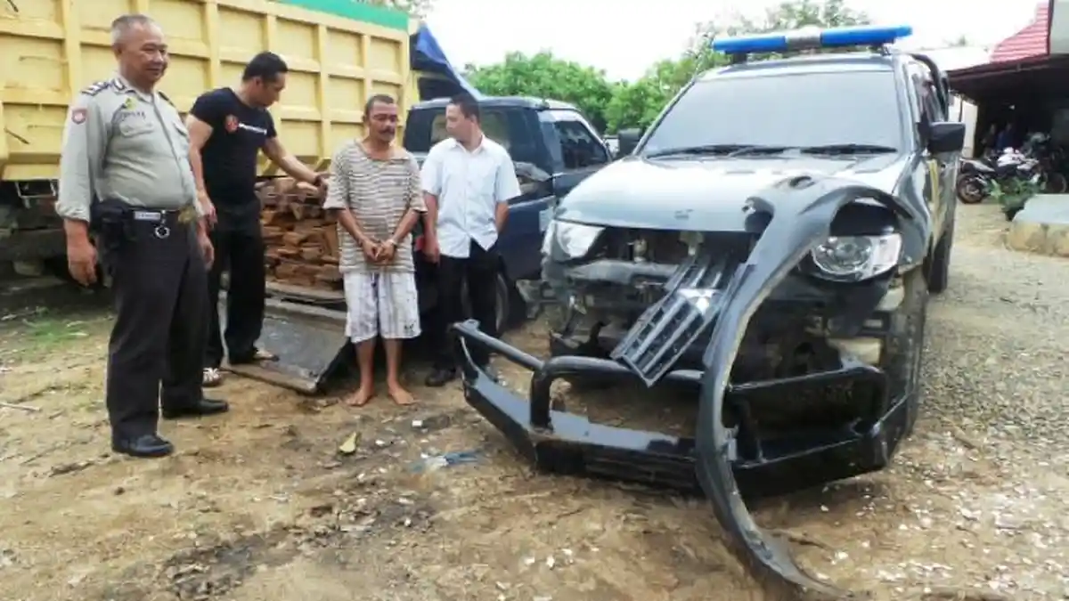 Pengangkut Kayu Ulin Ilegal Tabrak Mobil Polisi