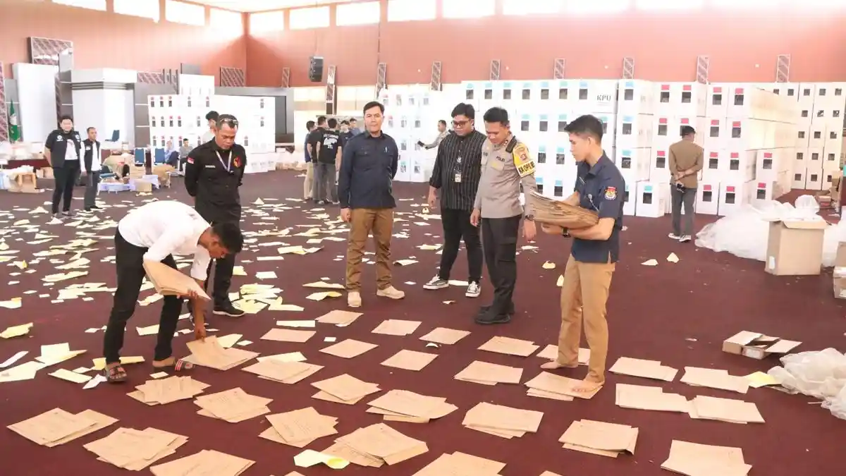 Antisipasi Gangguan, Proses Packing Logistik Pilkada Banyuasin Dijaga Ketat Polisi