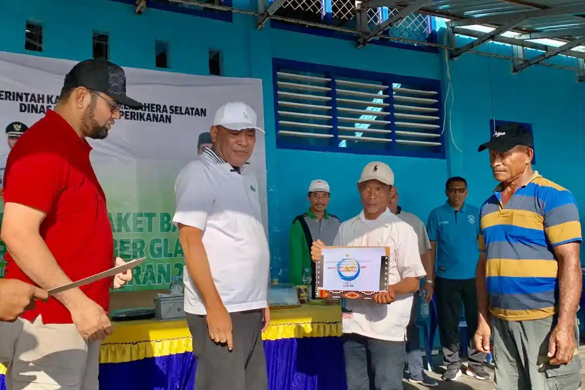 Serahkan 30 Unit Bantuan Armada Tangkap Nelayan, Bupati Halmahera Selatan: Manfaatkan dengan Baik
