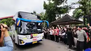 Bupati-Hamenang-Lepas-Pemberangkatan-Ratusan-Calon-Jamaah-Haji-Kloter-75.jpg