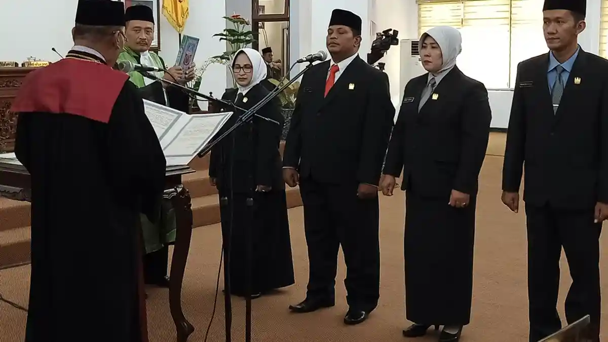 Empat Pimpinan DPRD Kabupaten Pekalongan Dilantik, Bupati Asip Kholbihi: Semoga Amanah