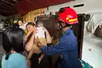 Detik-Detik Petugas Damkar Trenggalek Selamatkan Balita 2 Tahun yang Terkunci Dalam Kamar