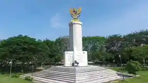 monumen-tengku-amir-hamzah-yang-terletak-di-alun-alun.jpg