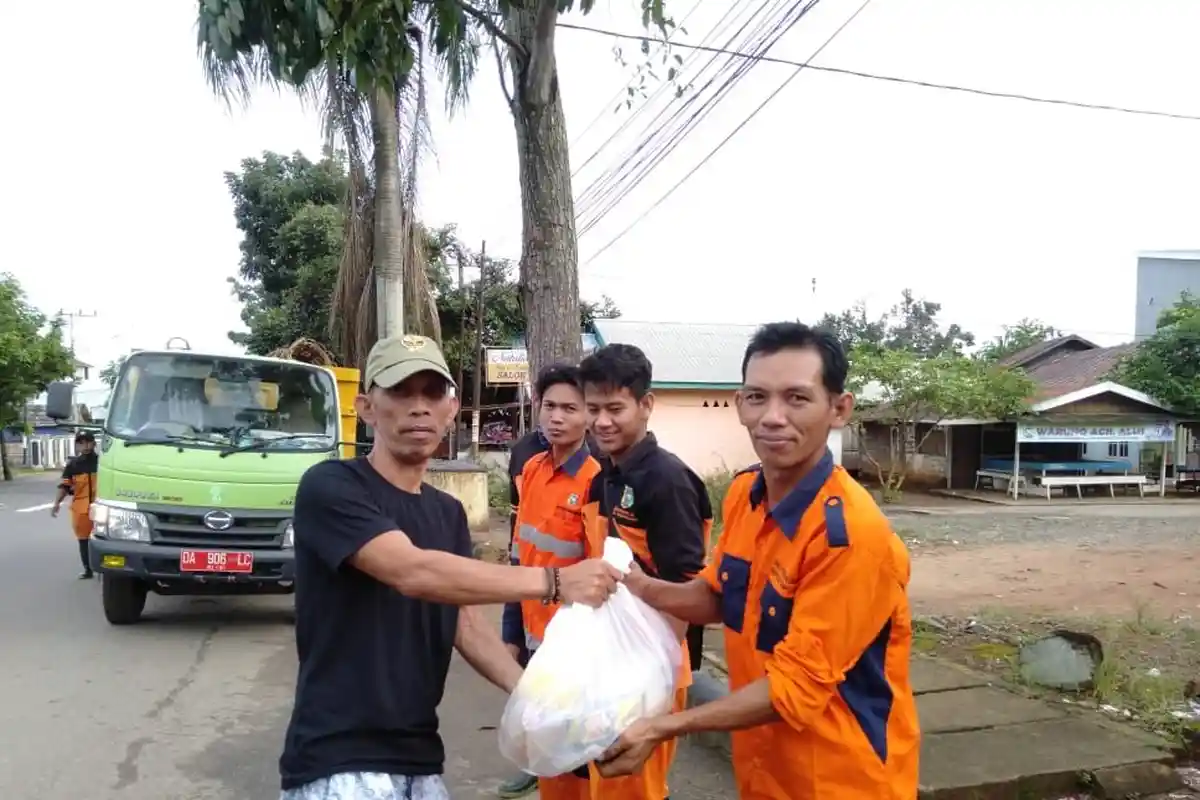 Pasukan Kuning Tanahlaut Semringah Dapat Paket Lebaran dari LSM MP