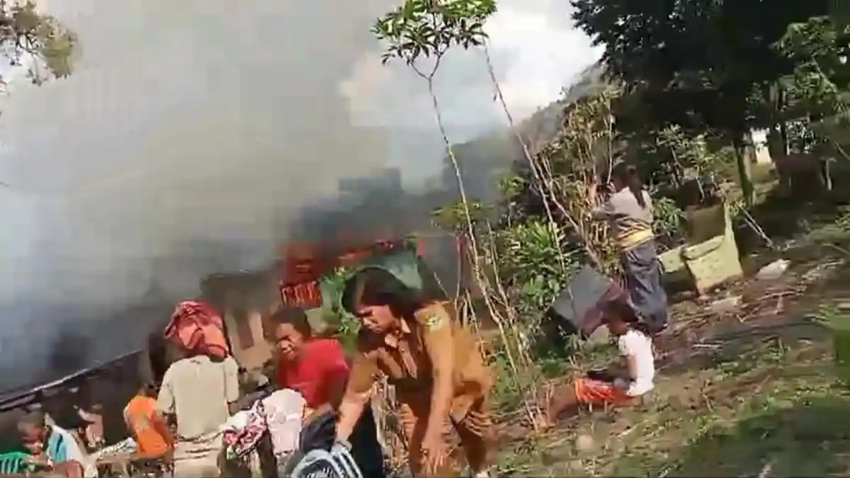 BREAKING NEWS: Rumah Milik Kepala Puskesmas Runus di Elar Selatan, Manggarai Timur Terbakar Api