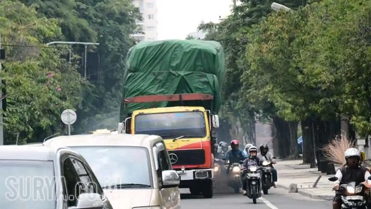 Sudah Dilarang, Masih Ada Truk Besar Melintas di Luar Jam Ketentuan