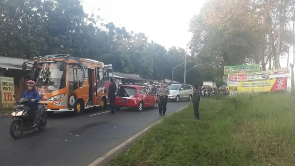 Nyetir Sambil Momong Anak, Wahyu Tak Sadar Tabrak Lima Sepeda Motor