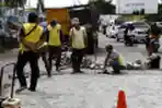 Perbaikan Jalan Akses Keluar Halte TransJakarta Puri Beta